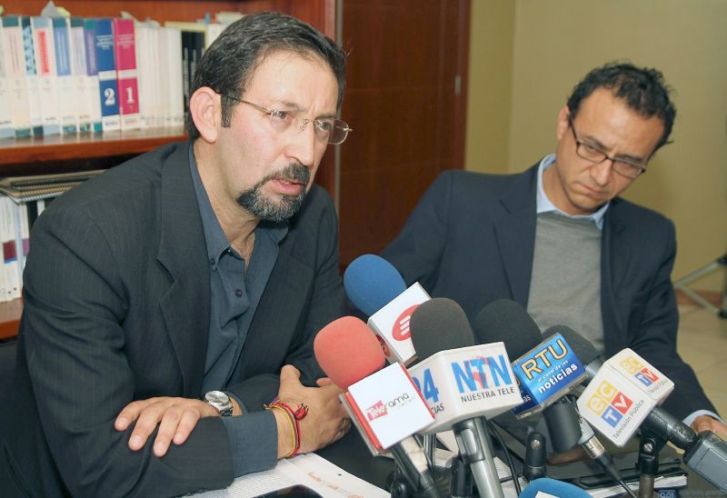 Juan Carlos Calderon (esquerda) foi condenado por denunciar corrupção | Agencia Prensa Independiente/AFP