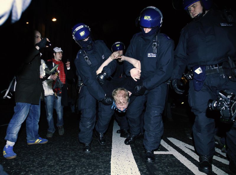 Policiais carregam manifestante do movimento Ocupe Londres que estava acampado no centro da cidade | REUTERS/Andrew Winning