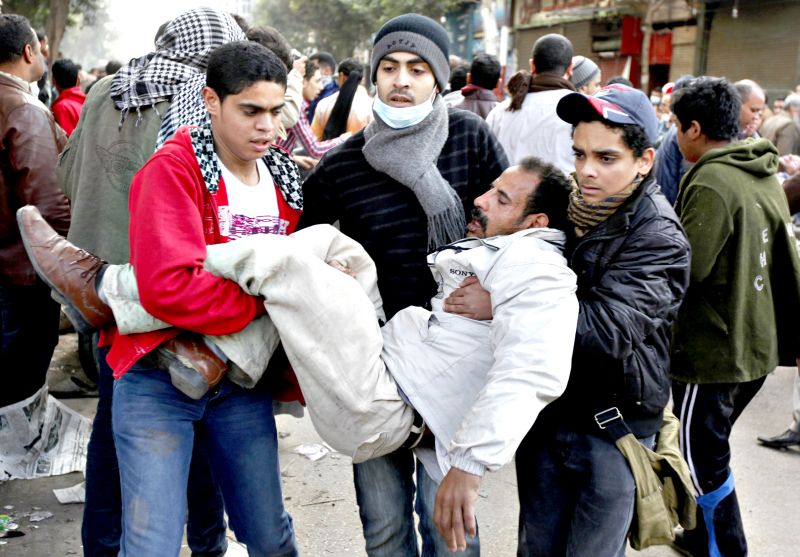 Manifestantes socorrem ferido em confronto com forças de segurança no centro do Cairo | Mohamed Abd El-Ghany/Reuters