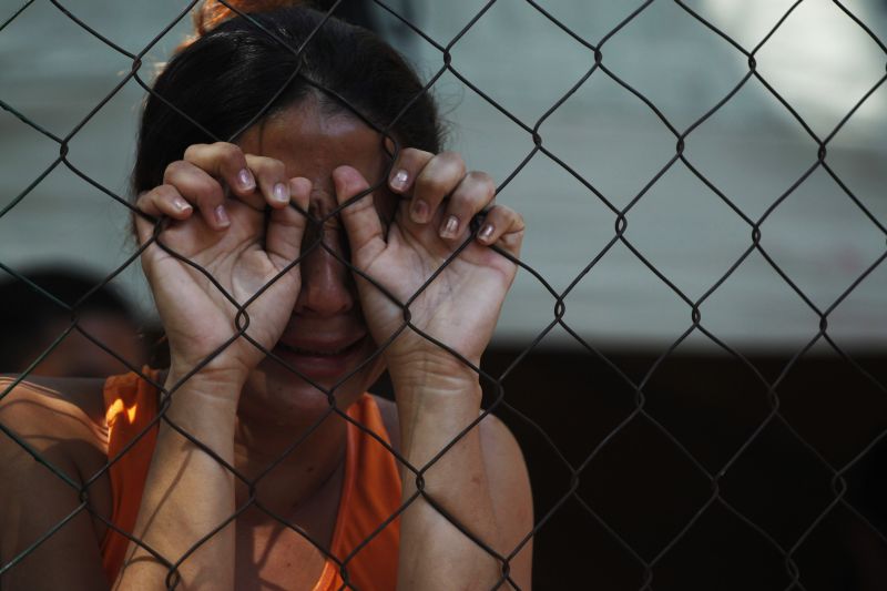 Mulher chora fora do necrotério esperando liberação do corpo de parente que morreu na prisão | REUTERS/Jorge Dan Lopez