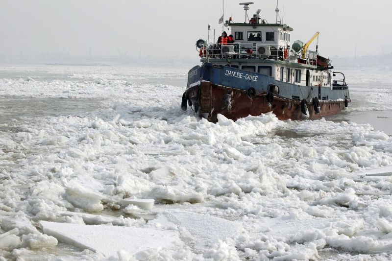 Navio romeno tenta quebrar gelo no Rio Danúbio, principal via comercial navegável da Europa | Bogdan Cristel/Reuters