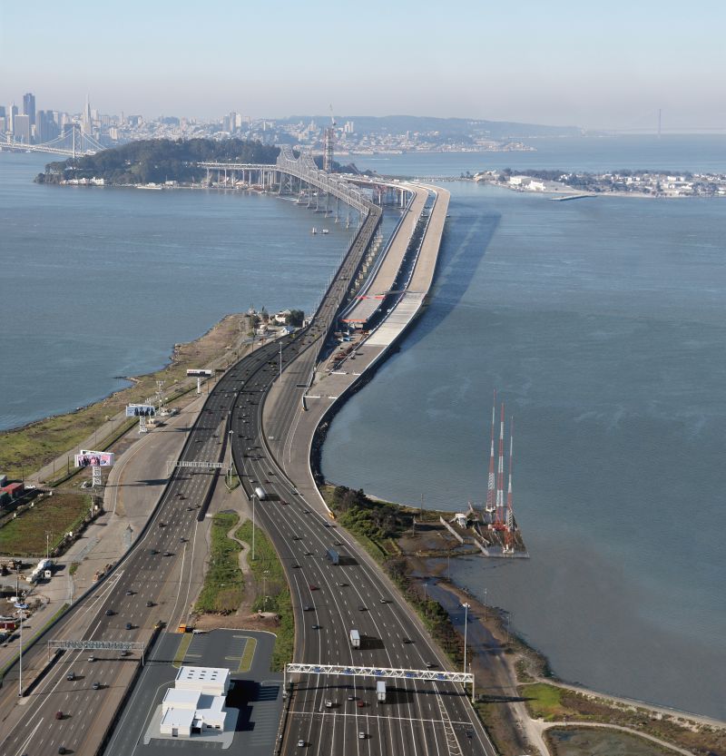 Nova ponte que está em fase de conclusão [à direita da antiga ponte] na baía de Oakland, em São Francisco, foi projetada para acompanhar o balanço da terra em caso de terremoto | Baybridgeinfo.org