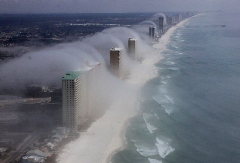 Algo parecido ocorre nas montanhas, que forçam o ar quente a subir, o que causa uma perda de temperatura conforme a altura aumenta | EFE/JR Hott/Panhandle Helicopter