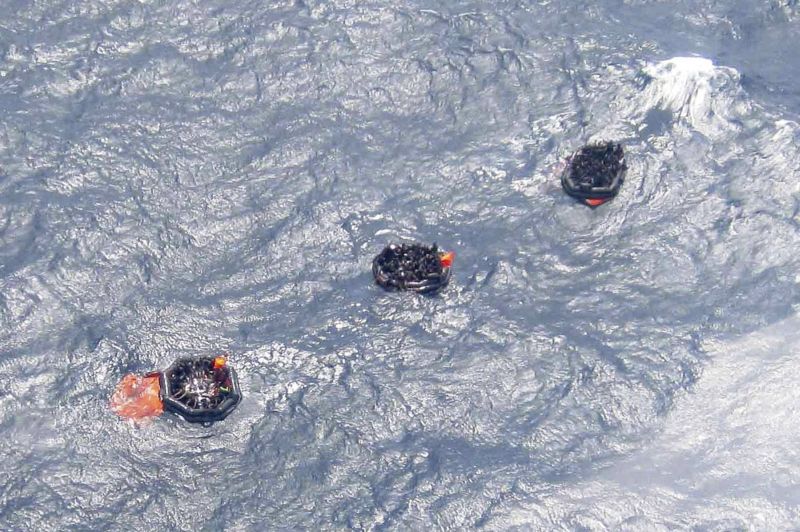 Botes de salvamento resgatam sobreviventes do naufrágio de uma embarcação em Papua Nova Guiné | REUTERS/Papua New Guinea Post Courier