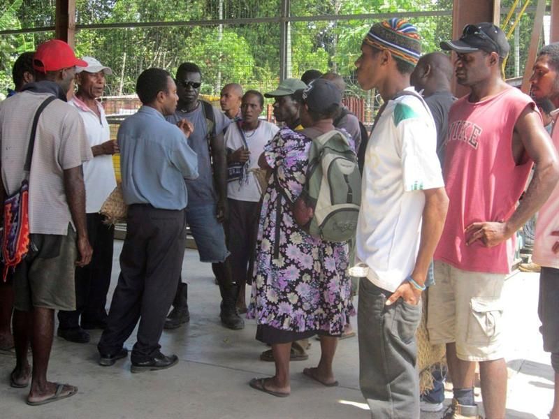 Familiares dos passageiros que estavam em barca que afundou na Papua Nova Guiné aguardam notícias em Lae | EFE/Evah Kuamin