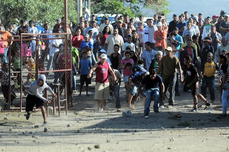 Diante da demora de informações, cerca de 300 familiares entraram à força na prisão, depois de jogar pedras contra os policiais | AFP PHOTO Orlando SIERRA