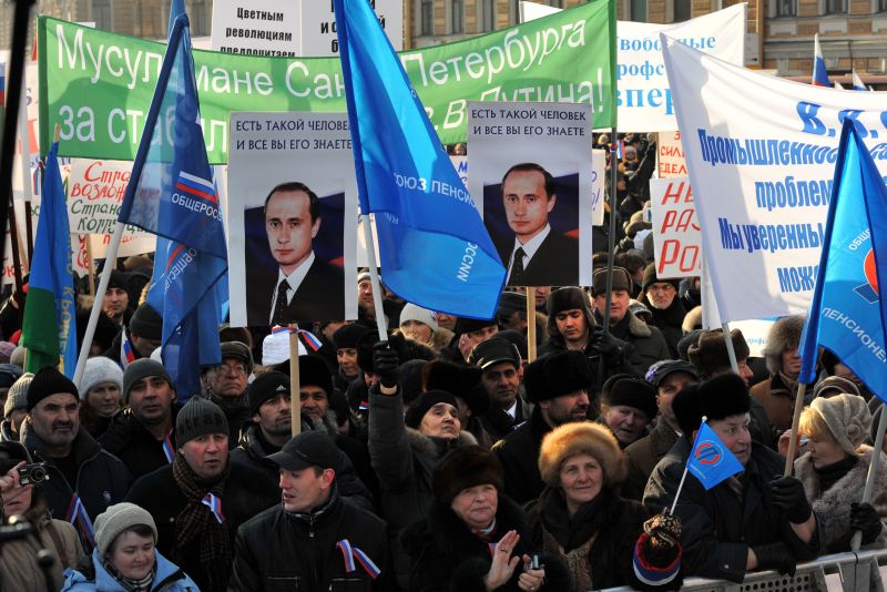 Pessoas protestam a favor de Putin | AFP