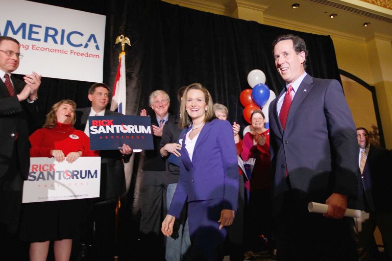 Rick Santorum (à direita) comemora com sua mulher, Karen, a vitória na corrida pela candidatura republicana no estado de Missouri | Whitney Curtis/Getty Images/AFP