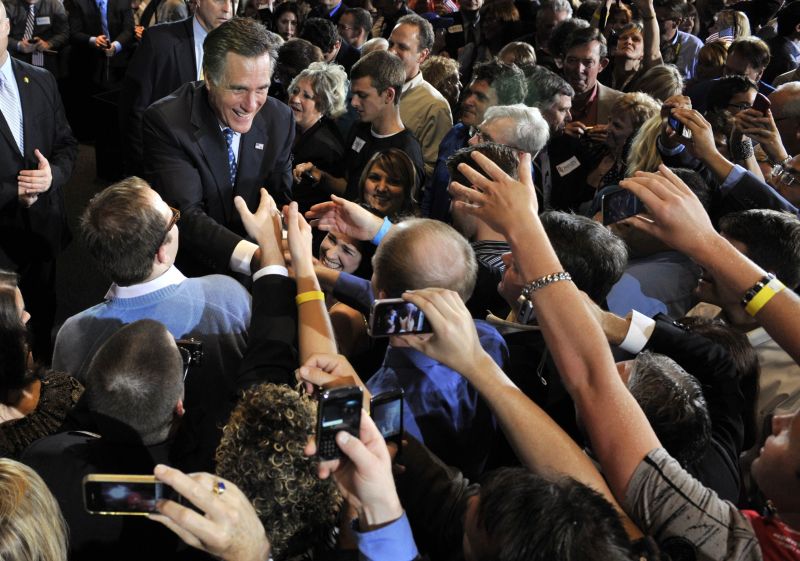 Mitt Romney cumprimenta apoiadores durante plenária na Flórida.Os "Super PACs" arrecadaram 42 milhões de dólares para a campanha dos pré-candidatos republicanos | Steve Nesius/Reuters
