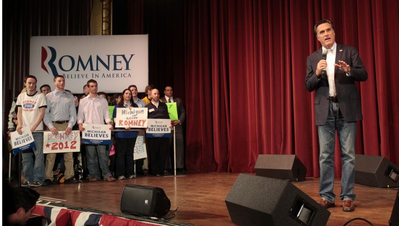 O pré-candidato republicano Mitt Romney fala para seus apoiadores durante evento de campanha em Royal Oak, em Michigan | REUTERS/Rebecca Cook