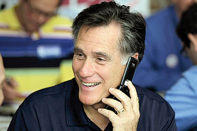 Mitt Romney pede votos por telefone na sede de sua campanha | Joe Raedle/AFP