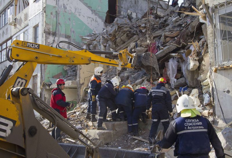 Bombeiros trabalham em local onde prédio desabou na Rússia | REUTERS/Vladimir Tyukaev