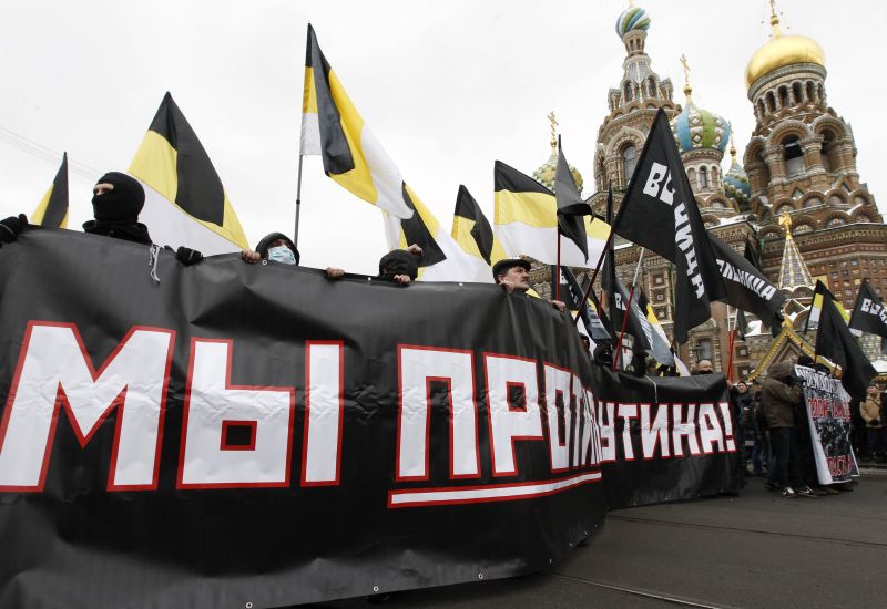 Ativistas seguram faixa em protesto a Vladimir Putin em São Petersburgo | REUTERS/Alexander Demianchuk