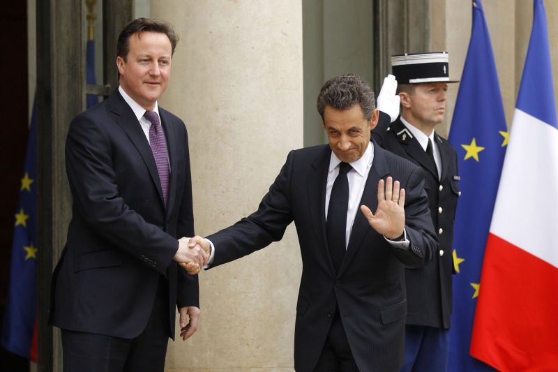 Cameron e Sarkozy, em Paris | AFP
