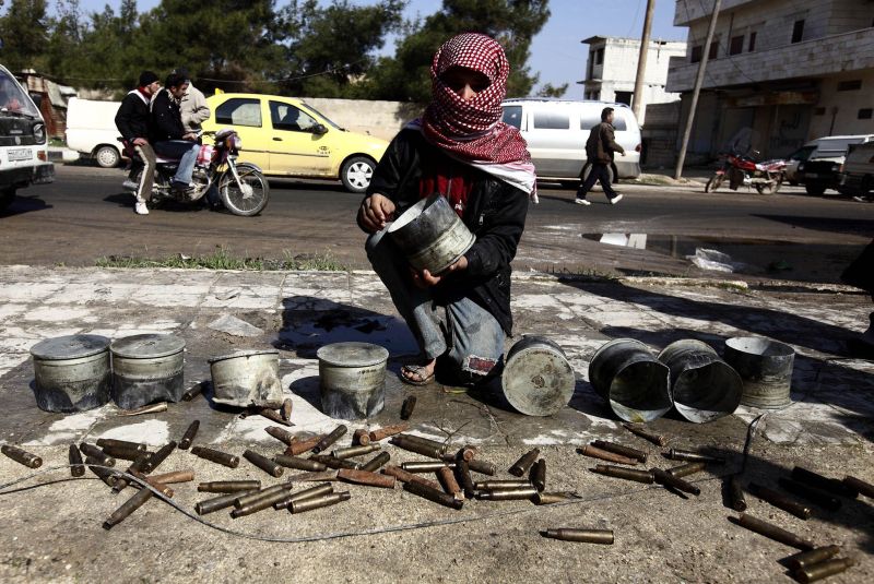 Garoto segura cartuchos vazios de munição: conflito nas cidades da Síria já matou ao menos 7,5 mil, segundo a ONU | Zohra Bensemra/Reuters