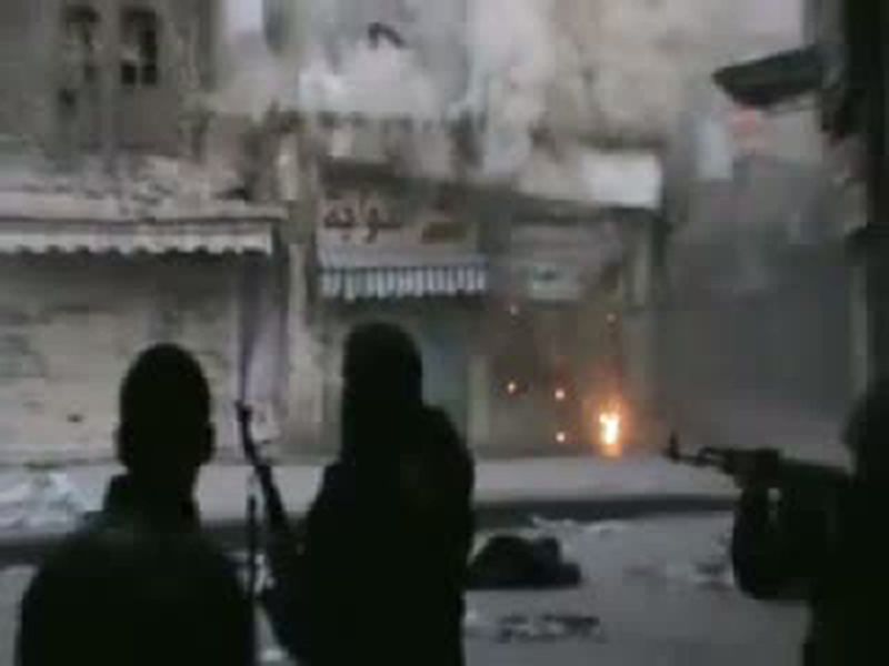Imagem de vídeo mostra rebeldes em conflito com forças do governo em Homs | AFP PHOTO / YOUTUBE