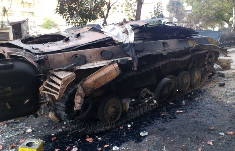 Veículo militar danificado nas ruas de Damasco: cenas de guerra na capital síria | Stringer/Reuters