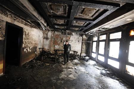 Manifestantes sírios saquearam a embaixada de seu país no Cairo (foto) e invadiram missões diplomáticas em Londres e no Kuwait como parte dos protestos em todo mundo contra o pior derramamento de sangue de 11 meses de levante contra o presidente Bashar al-Assad | Reuters