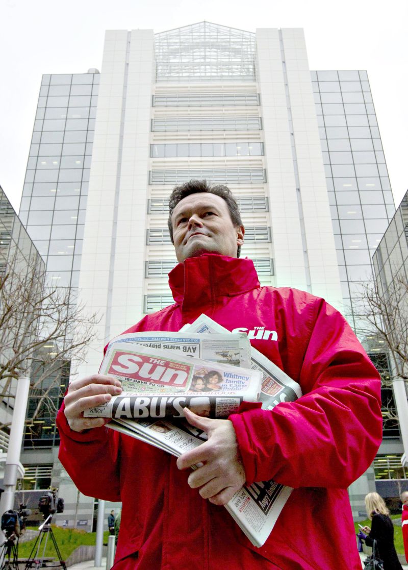 Vendedor do jornal The Sun, em Londres, que vai ter edição aos domingos | Olivia Harris/Reuters