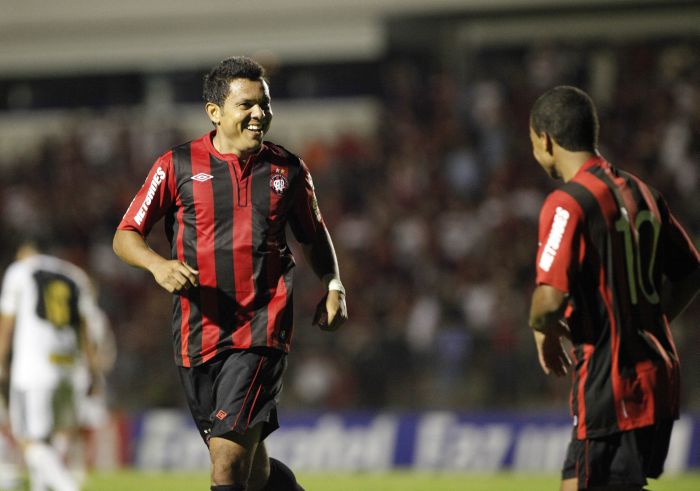 Marcinho comemora com Harrison o terceiro gol do Atlético contra o Operário: jogador foi um dos elogiados por Carrasco | Jonathan Campos / Gazeta do Povo