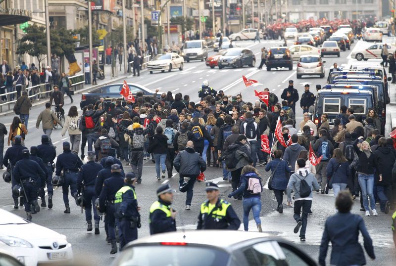Manifestantes bloqueiam trânsito de veículos em Madri durante greve geral na Espanha | REUTERS/Juan Medina
