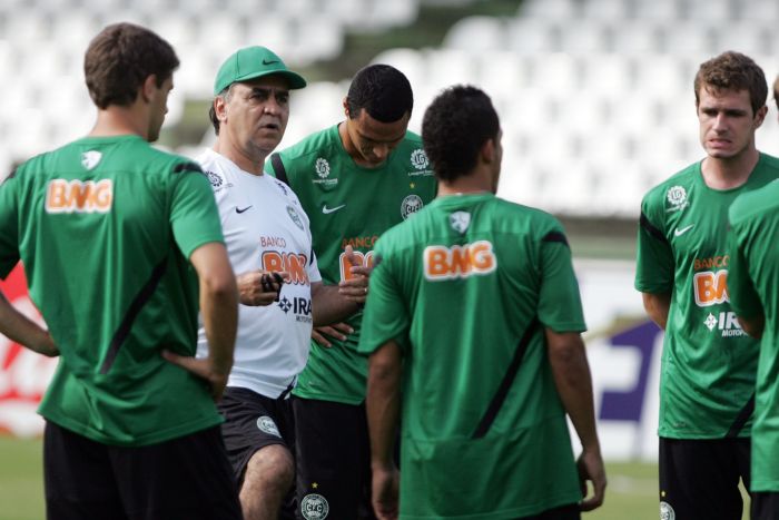 Marcelo Oliveira conversa com jogadores do Coritiba: técnico quer mais marcação do time | Henry Milléo / Gazeta do Povo