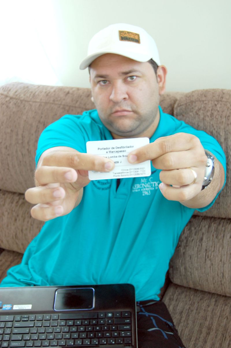 O gerente Marlos Lomba cumpre um verdadeiro ritual para entrar nos bancos | Marco Martins