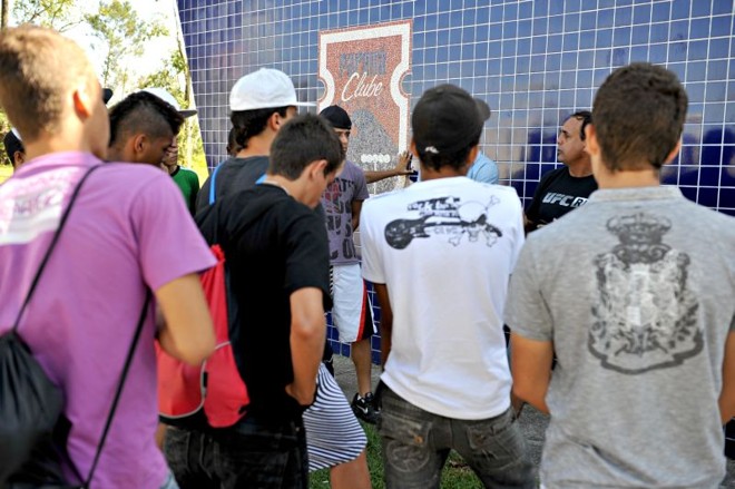 Protesto: funcionário do Ninho da Gralha avisa os garotos que não será servido o café da manhã | Marco André Lima/ Gazeta do Povo