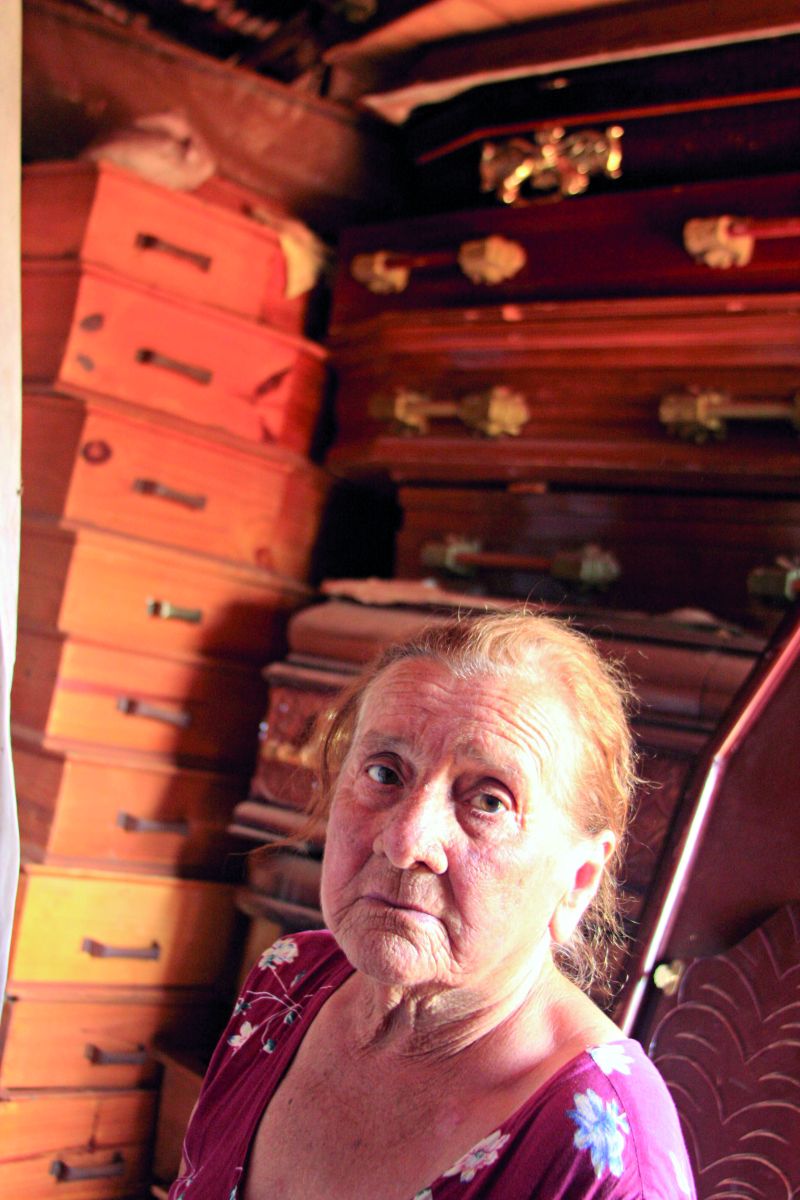 Sem os caixões, residência agora tem novos inquilinos | Carlos Ohara / Gazeta do Povo