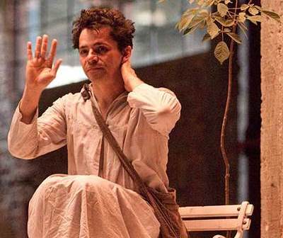 Ator Aury Porto é o príncipe Minchkin, protagonista de "O Idiota": boas interpretações e diálogo com o público | Divulgação