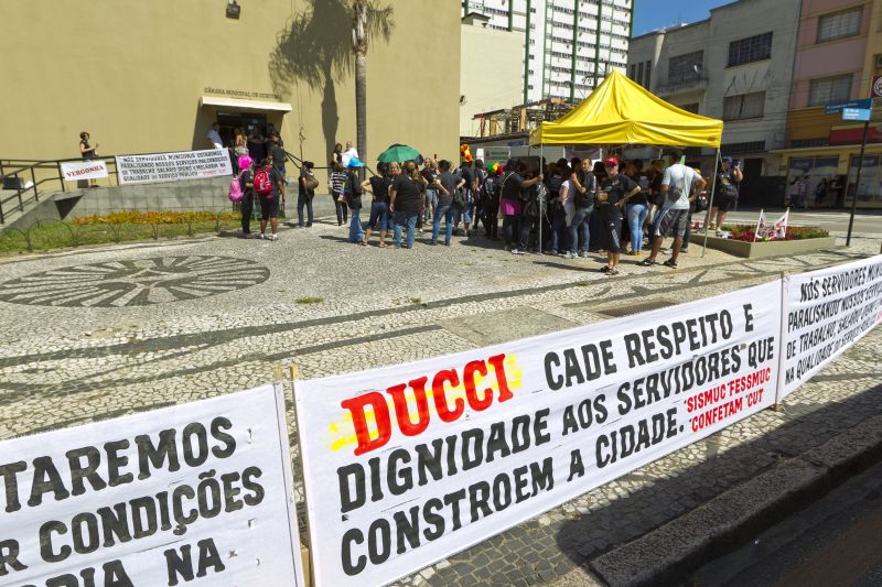 Servidores protestaram ontem na Câmara de Curitiba: sindicato pedia reajuste de 19,24% e considerou que os 10% foram insuficientes | Diego Pisante/ Gazeta do Povo
