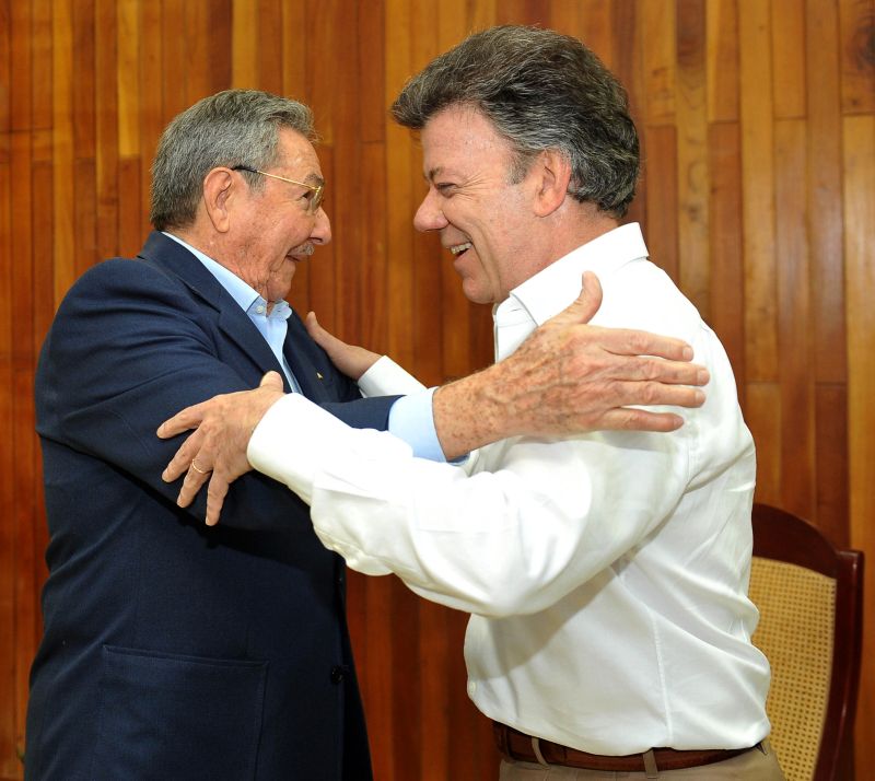 Juan Manuel Santos, da Colômbia, pede a Raúl Castro para desistir de viagem | Andres Piscov/AFP