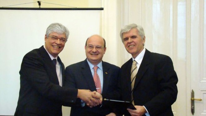 O reitor da UFPR, Zaki Akel Sobrinho (ao centro), assina convênio com o reitor Zsolt Rostovanyi (à esquerda), da Universidade de Curvinus, em Budapeste, na Hungria, na presença do embaixador brasileiro no país, Sergio Moreira Lima. Akel viajou acompanhado dos professores Eduardo Teixeira da Silva, diretor do Setor de Agrárias, e Átila Mógor, diretor da Fazenda da UFPR. O convênio abordará temas ligados à agricultura sustentável |