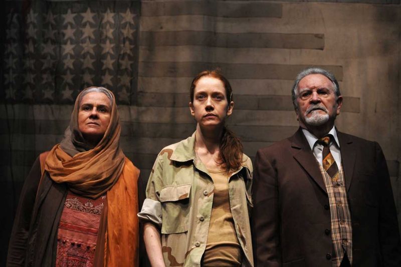 O elenco do espetáculo "Palácio do Fim", que tem os ingressos esgotados no Festival de Curitiba | Guga Melgar / Divulgação