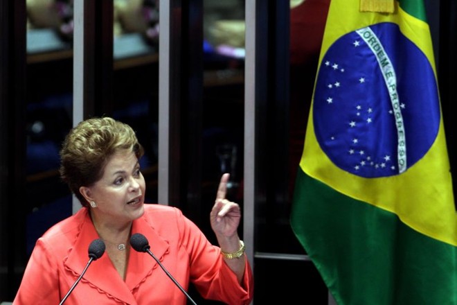 Dilma, durante homenagem que recebeu no Senado: apesar da tentativa evidente de reunificar a base, no discurso ela disse que a equipe governamental é coesa | Gustavo Miranda/Ag. O Globo
