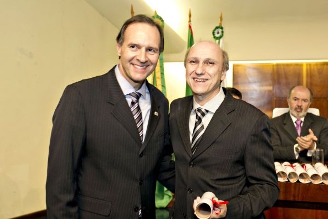 Osiris Pontoni Klamas e Celso Russo confraternizam durante a posse na Associação Brasileira de Odontologia, seção Paraná, na quarta-feira, quando Russo assumiu a presidência da entidade, antes ocupada por Klamas, agora vice | 