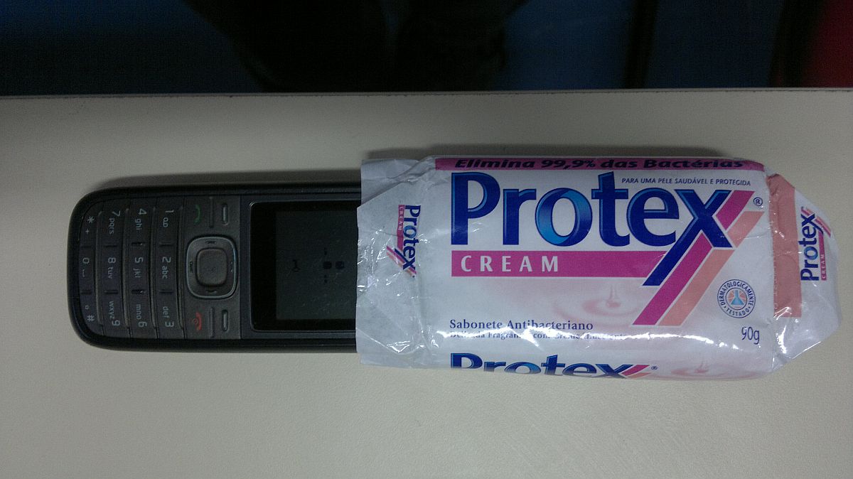 Celular encontrado por policiais da Delegacia de Furtos e Roubos de Curitiba com um advogado catarinense, que entregaria objetos a um preso | Heliberton Cesca / Gazeta do Povo