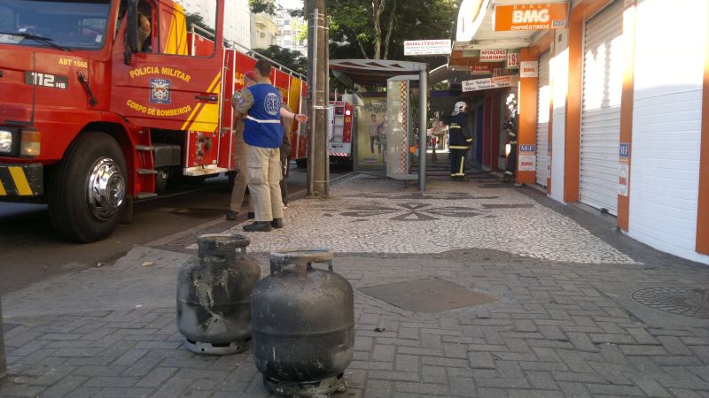 Botijões de gás foram retirados do interior da confeitaria para evitar o risco de explosão | Fernanda Leitóles / Gazeta do Povo