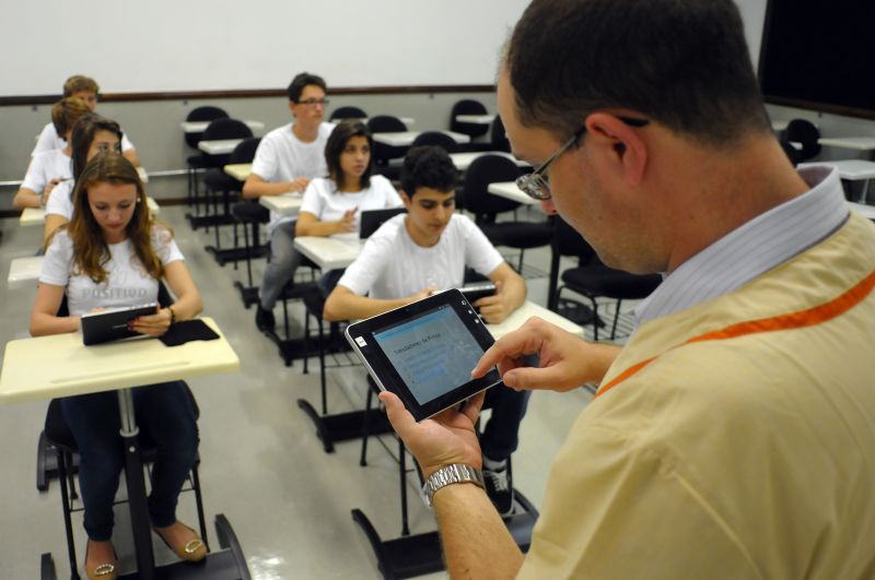 Professor do Colégio Positivo seleciona simuladores de Física no seu tablet: novas possibilidades de ensino com o uso da tecnologia em sala de aula | Daniel Caron/ Gazeta do Povo
