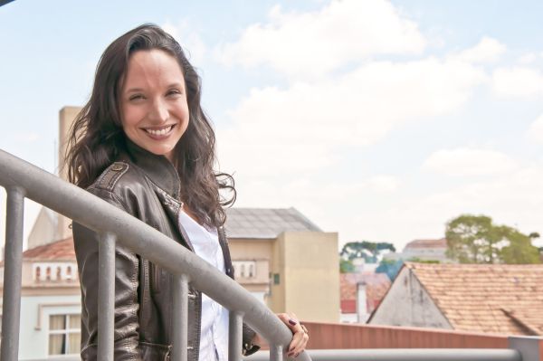 A atriz Maria Maya, em foto especial para a coluna, no Memorial de Curitiba, onde ela participou ontem de manhã da entrevista coletiva do elenco da peça Obituário Ideal, que entrou em cartaz nesta sexta-feira, no Sesc da Esquina, na programação do Festival de Teatro | Emi Hoshi