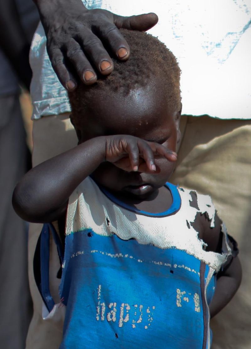 Criança aguarda em fila de clínica no Sudão; o Norte e o Sul enviam tropas para a fronteira e se preparam para outro grande conflito que pode se espalhar por toda a região | Hereward Holland/Reuters