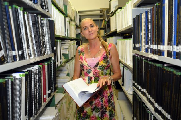 A bibliotecária Lígia Setenareski explica que o banco de teses da UFPR é o que tem mais fácil acesso no Brasil | Daniel Caron / Gazeta do Povo