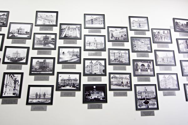 Memória de cem agitados anos- A Universidade Federal do Paraná (UFPR) inaugurou ontem a Sala da Memória do Prédio Histórico, localizada na Praça Santos Andrade. O espaço mais uma das iniciativas em comemoração ao centenário da instituição reúne 45 imagens da sua história, entre elas da fachada antiga do prédio e de momentos importantes como as manifestações do movimento das Diretas Já, em 1984. Várias autoridades participaram do evento, entre elas professores, alunos, pró-reitores e representantes de diversos setores da sociedade como da Ordem dos Advogados do Brasil (OAB). O ex-ministro das Relações Exteriores e atual presidente da Fundação de Amparo à Pesquisa do Estado de São Paulo (Fapesp), Celso Lafer, também esteve presente e, a convite da UFPR, ministrou a conferência Constitucionalização do Direito Internacional | Antônio More/ Gazeta do Povo