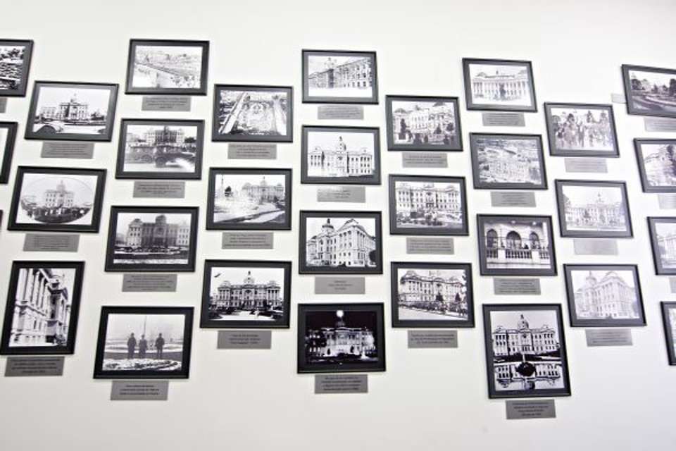 Memória de cem agitados anos- A Universidade Federal do Paraná (UFPR) inaugurou ontem  a  Sala da Memória do Prédio Histórico, localizada na Praça Santos Andrade. O espaço  mais uma das iniciativas em comemoração ao centenário da instituição  reúne 45 imagens da sua história, entre elas da fachada antiga do prédio e de momentos importantes como as manifestações do movimento das Diretas Já, em 1984. Várias autoridades participaram do evento, entre elas professores, alunos, pró-reitores e representantes de diversos setores da sociedade como da Ordem dos Advogados do Brasil (OAB). O ex-ministro das Relações Exteriores e atual presidente da Fundação de Amparo à Pesquisa do Estado de São Paulo (Fapesp), Celso Lafer, também esteve presente e, a convite da UFPR, ministrou a conferência Constitucionalização do Direito Internacional | Antônio More/ Gazeta do Povo