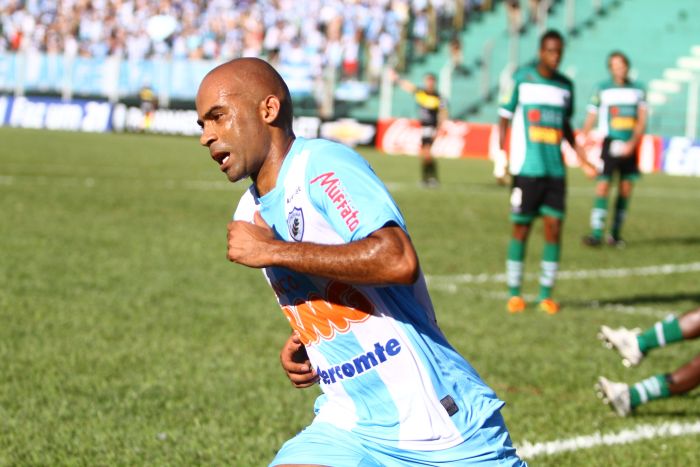 Atacante Alexandre Oliveira comemora o primeiro gol do Londrina diante do Arapongas | Roberto Custódio / Jornal de Londrina
