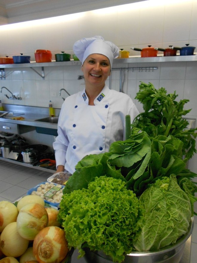 Em plena lida na cozinha do Centro Europeu, a empresária Maria Bernadete Adami Menuci, sócia do Happy Burger, celebra: entre filhos, família, administração do restaurante e outros compromissos, neste ano conseguiu espaço na agenda para realizar o sonho de fazer o curso de Chef de Cuisine | Rafaela Salomon