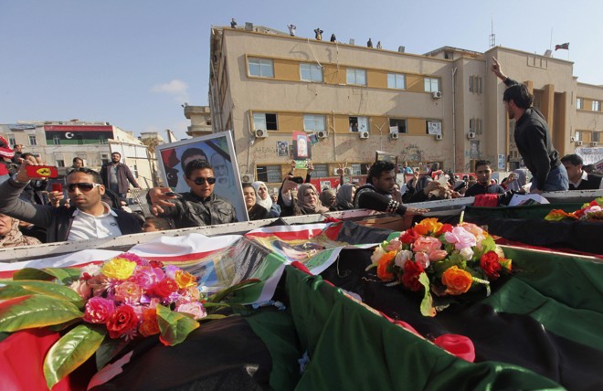 Caminhão com caixões chega a Benghazi nesta segunda-feira (5). Cerca de 160 corpos foram encontrados em uma cova comum | Esam Al-Fetori/Reuters