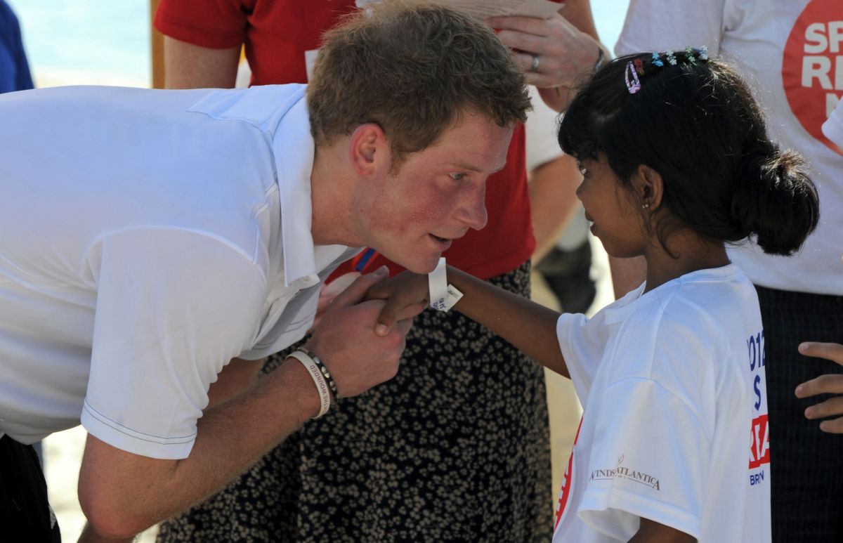 Harry já havia conversado com crianças durante a manhã, na visita ao Aterro do Flamengo | AFP PHOTO/ANTONIO SCORZA