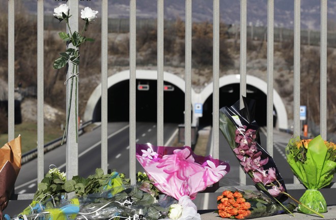 Flores em frente ao túnel onde aconteceu o acidente, na Suíça | Denis Balibouse/Reuters