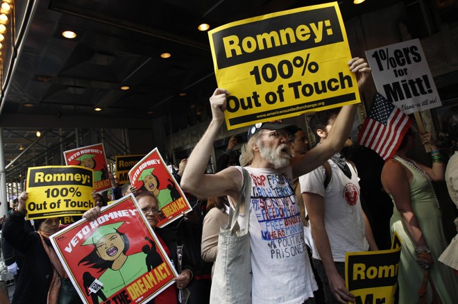 Manifestantes na frente do Hotel Astoria, em Nova York, onde foi feito um ato de arrecadação de fundos para a campanha de Mitt Romney | Mike Segar/Reuters
